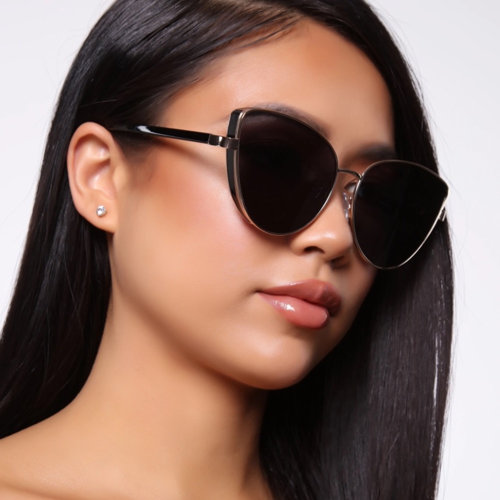 Fashionnova black sunglasses
